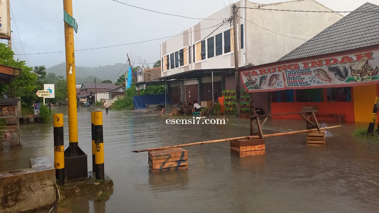 Hujan Menyisakan Genangan Di  Jalan Pongtiku Mamuju, Pengendara Harus Putar Balik 
