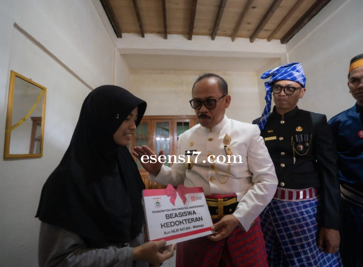 Momentum HUT RI ke-80, Plt Karo Pemkesra Dampingi Gubernur Sulbar, Sambangi Rumah Penerima Beasiswa