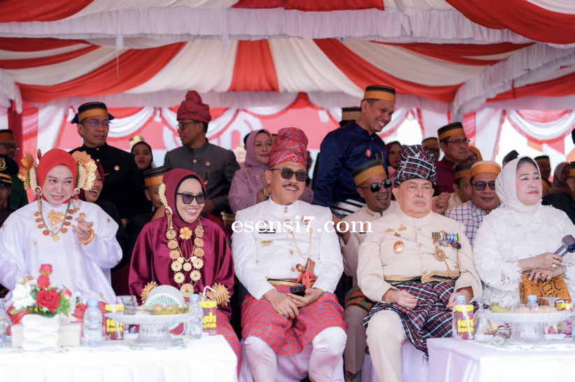 Gubernur SDK dan Wagub Salim Kompak Gunakan Passapu di Momen HUT RI, Melambangkan Kegagahan