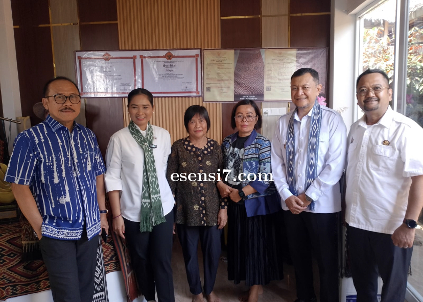 Wamenpar RI dan Gubernur SDK Kunjungi Rumah Tenun Ulukarua, Kadis Pariwisata Sulbar : Motivasi dan P