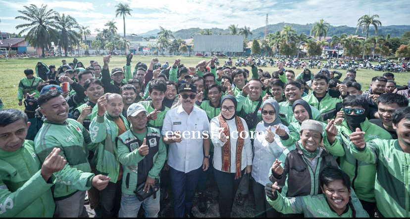 Gubernur Sulbar dan Bupati Mamuju Bagikan Beras Gratis untuk Ratusan Ojol