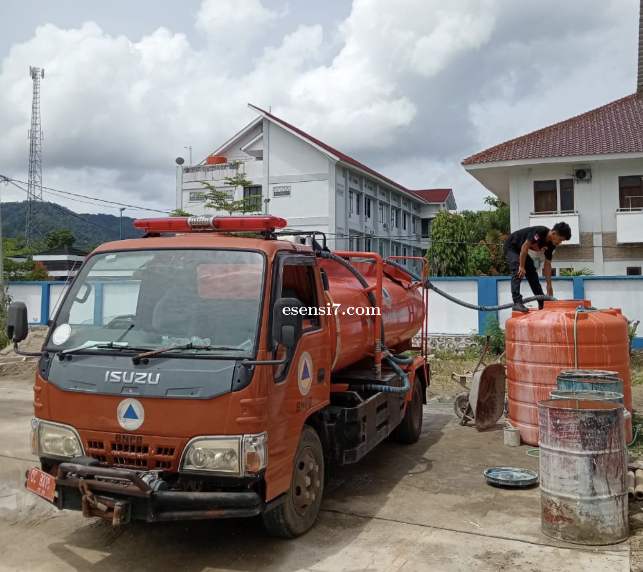 TRC BPBD Sulbar Kembali Distribusikan Air Bersih ke Kantor BNNP Sulawesi Barat