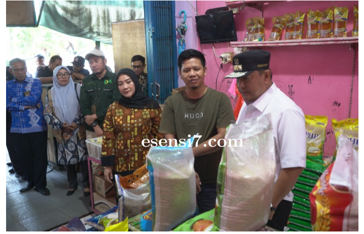 Tinjau Harga Pangan dan Gas Elpiji, Pj Gubernur Sulbar Kunjungi Pasar Tradisional di Mamuju